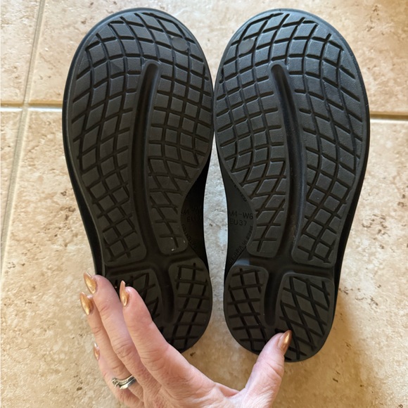 OOFOS WOMEN'S OOCLOOG CLOG - BLACK Size 6 - Picture 3 of 3